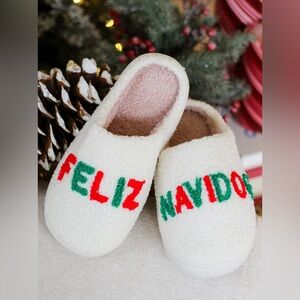 NWT Feliz Navi Dog Size Large White Fuzzy Slippers with Red and Green Text